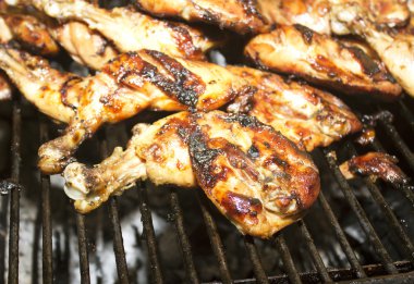 Izgarada kızarmış tavuk budu.