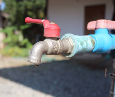 Kusurlu musluk. Su israfına neden olur.