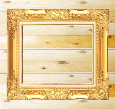 Ahşap duvarda antik altın çerçeve