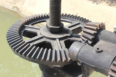 Floodgate valfinin büyük dişli tekerleği ile mekanik teçhizat