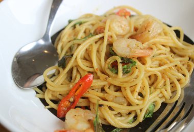 Karidesli kızarmış baharatlı spagetti, ayrıca sarhoş spagetti ya da Phad Kee Mao Spagetti olarak da bilinir.