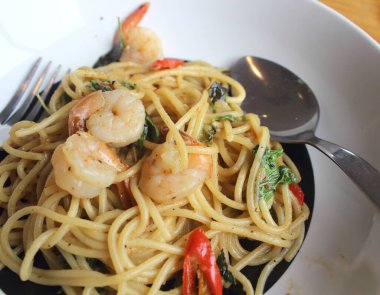 Karidesli kızarmış baharatlı spagetti, ayrıca sarhoş spagetti ya da Phad Kee Mao Spagetti olarak da bilinir.