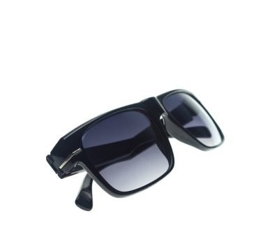 Güneş gözlüğü beyaza izole edilmiş