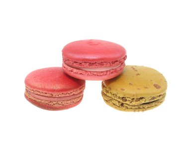 Beyaz arka planda lezzetli renkli bir badem kurabiyesi.