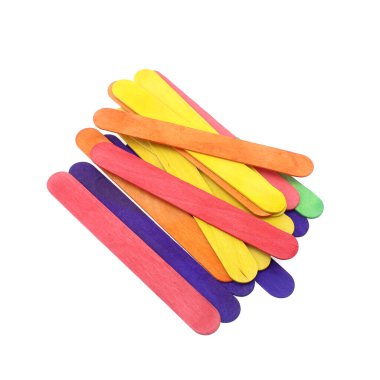 Renkli ahşap çubuklar, dondurma çubukları, beyaz arka planda izole edilmiş.