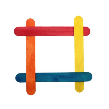 Renkli ahşap çubuklar, dondurma çubukları, beyaz arka planda izole edilmiş.