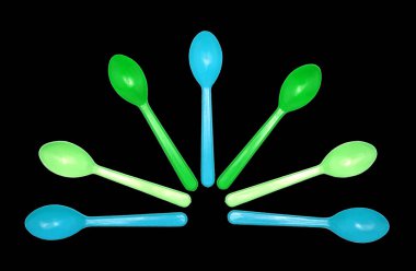 Siyah arkaplanda plastik kaşık