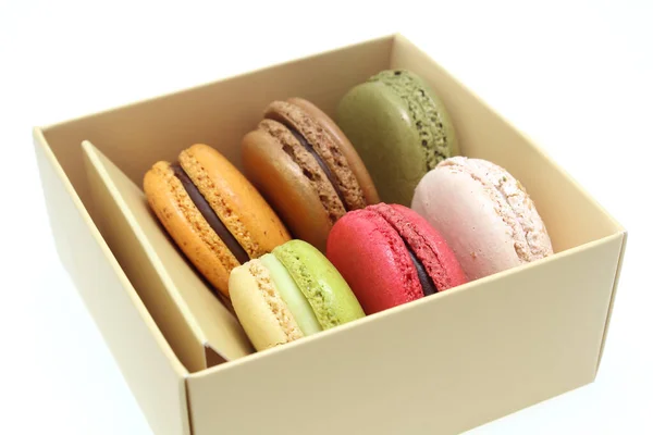 Macaron Coloré Savoureux Papier Boîte Sur Fond Blanc — Photo