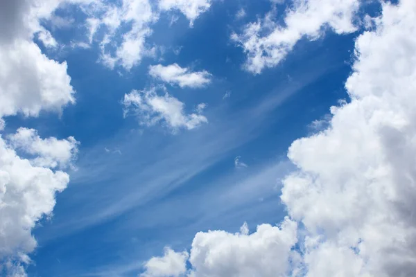 Gyönyörű Fehér Felhők Kék Háttér — Stock Fotó