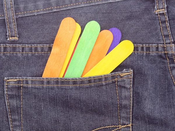 Renkli Ahşap Lolipoplar Dondurma Çubukları Kot Pantolon Arka Planında — Stok fotoğraf