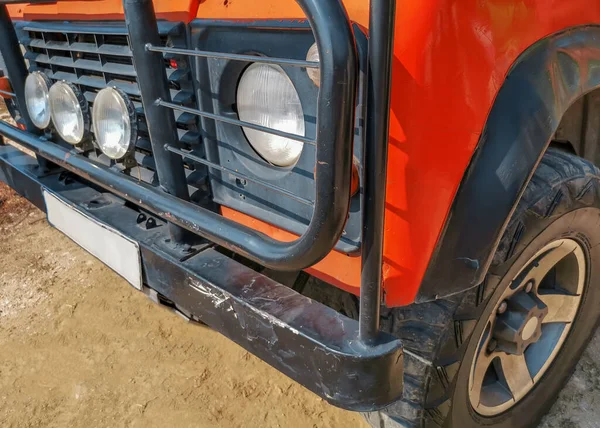 Amortecedor Roda Faróis Suv Vermelho Perto — Fotografia de Stock