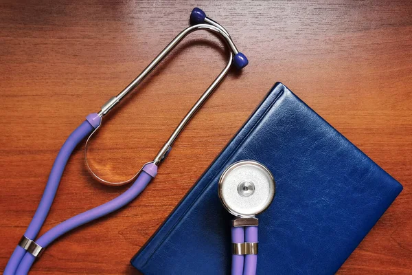 Estetoscópio Roxo Caderno Fundo Madeira Ferramentas Médicas — Fotografia de Stock