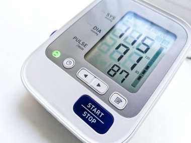 Normal tansiyon ölçümleri içeren tonometre monitörü