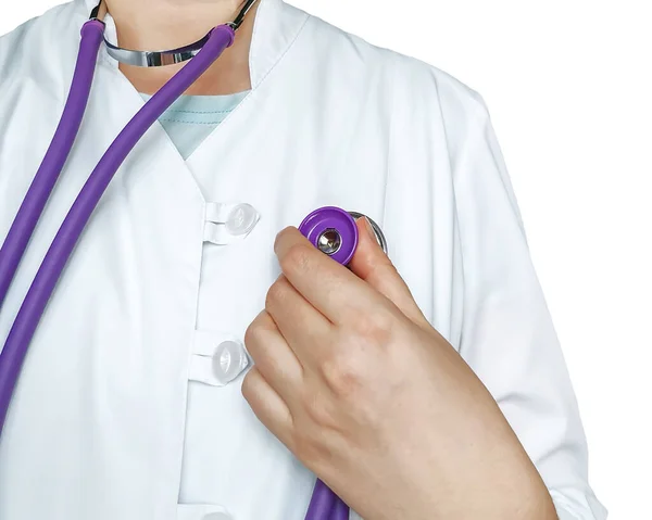 Lekarz w białym płaszczu trzyma błonę stetoskopową na klatce piersiowej — Zdjęcie stockowe