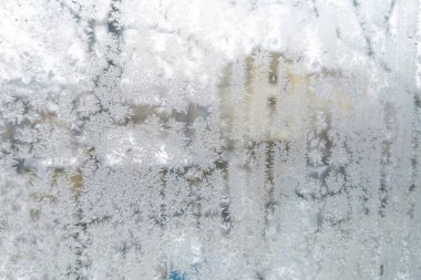 Kışın camda buz deseni var.