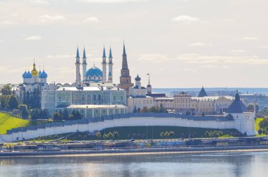 Kazan Kremlin ve Kazanka Nehri mavi yaz gökyüzüne karşı