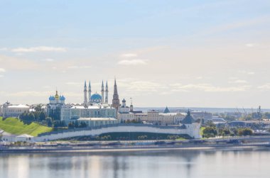 Kazan Kremlin ve Kazanka Nehri mavi yaz gökyüzüne karşı