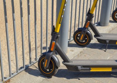 Elektrikli scooterlar kiralık olarak rıhtıma park edilmiş.