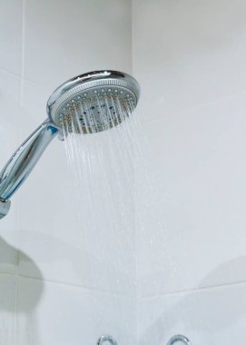 Banyoya su püskürten duş başlığı yakın plan.