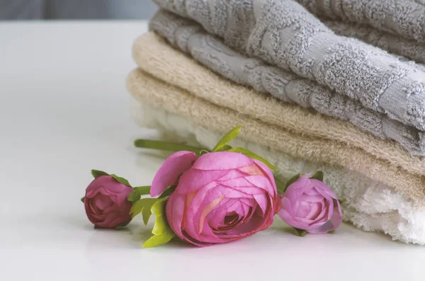 Una Pila Toallas Ducha Rizo Una Mesa Blanca Cerca Flores — Foto de Stock