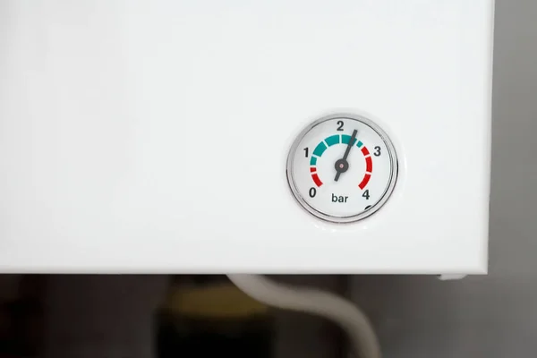 Pressure scale with an arrow on the wall of a white water heater close-up — Stock Photo, Image