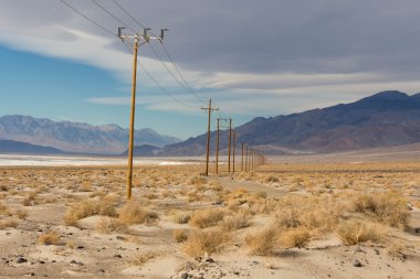 Mojave Çölü'nde Güç kabloları