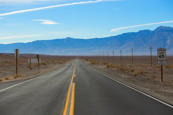 Gerade Straße in der Mojave-Wüste — Stockfoto