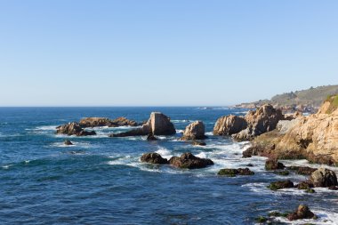 Big Sur Devlet Park dalgalar ve kayalar ile Kuzey Kaliforniya'daki Pasifik Okyanusu okyanus kıyısında kayalık uçurum
