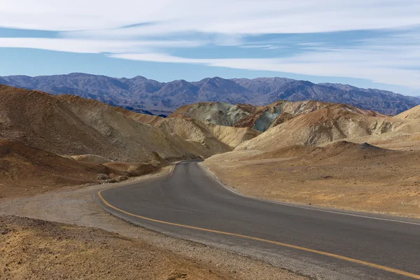 Route asphaltée courbe au cœur de la Vallée de la Mort — Photo