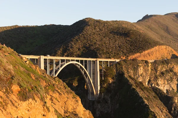 Bixby arch bridge on Cabrillo highway next to Big Sur California state park in sunset light — Stock Photo, Image