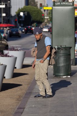 Kaldırımda kalan sürtük