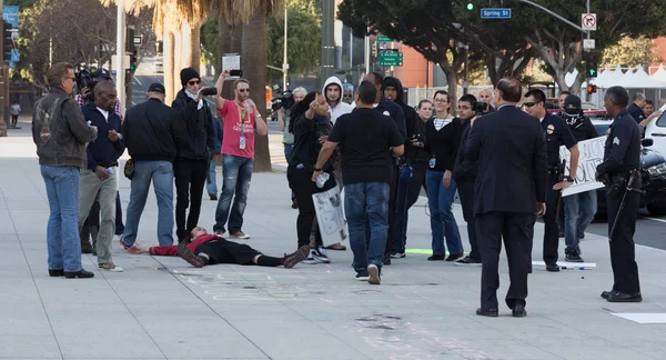 Reporters shooting a scene about anti police protest — Stock Photo, Image