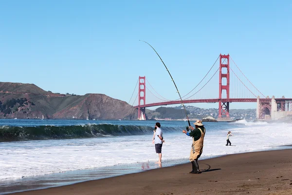 San Francisco のゴールデン ゲート ブリッジの横にある漁師 — ストック写真