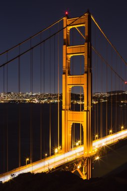 Closeup dikey görünüm üzerinde Kuzey Kulesi, Golden Gate