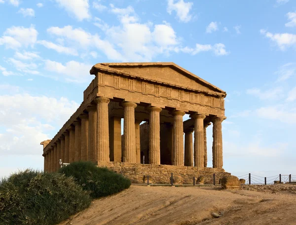 Cephe harap antik Yunan tapınağı — Stok fotoğraf