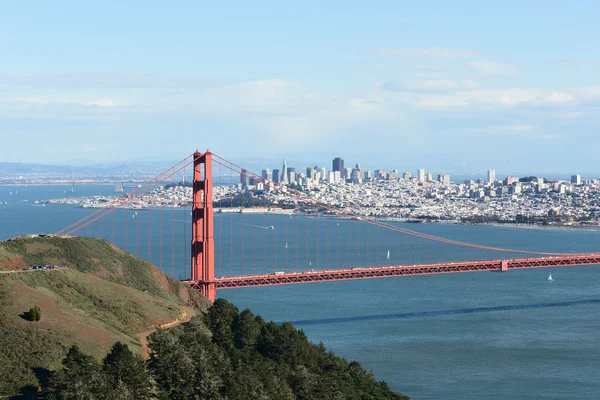 Vista na ponte Golden Gate em um clima agradável — Fotografia de Stock