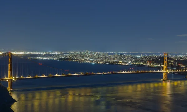 Golden Gate-bron och San Francisco på nignt — Stockfoto