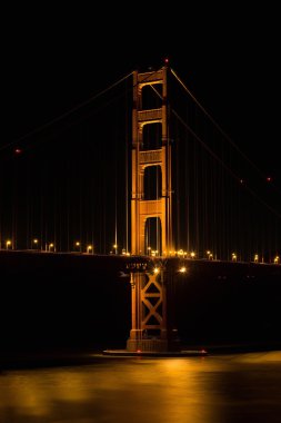 Güney Kulesi Golden Gate Köprüsü geceleri