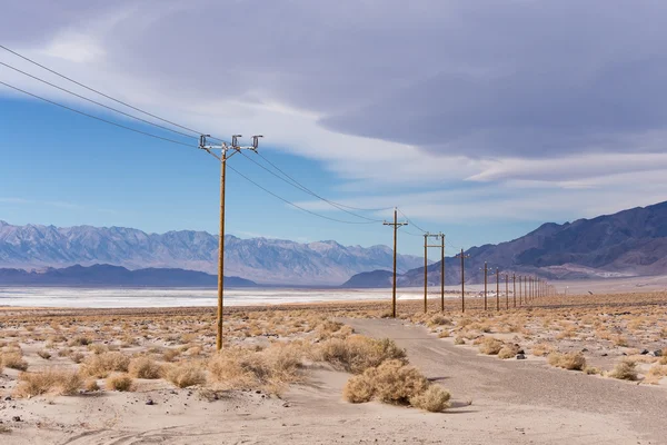 Linhas de energia no deserto de Mojave com montanhas de Sierra Nevada no fundo — Fotografia de Stock