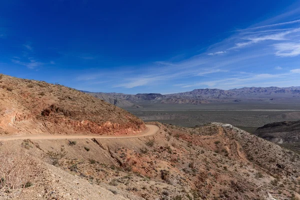 Kromme op onverharde weg van Death Valley — Stockfoto