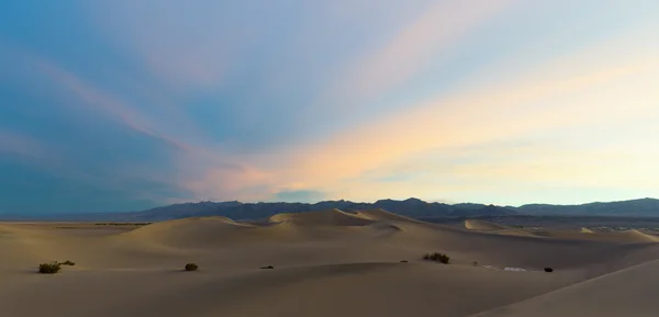 Lever de soleil sur les dunes dans la vallée de la mort — Photo