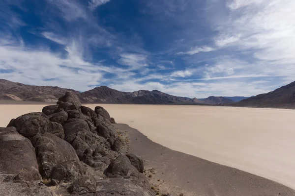 Piso de um lago seco com lama rachada — Fotografia de Stock