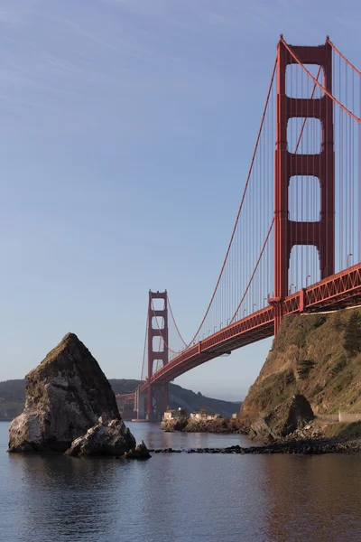 Uma rocha solitária perto da ponte Golden Gate ao nascer do sol. São Francisco — Fotografia de Stock
