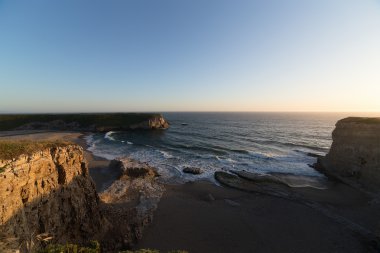 Beach Pasifik kıyısında karaya gelen okyanus dalgalarının tenha