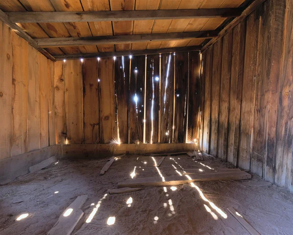 Interno di un vecchio fienile di legno rustico — Foto Stock