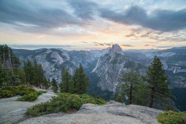 yosemite Milli Parkı içinde yarım kubbe