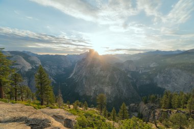 Güneş ışınları Half Dome tepe yol yapmak