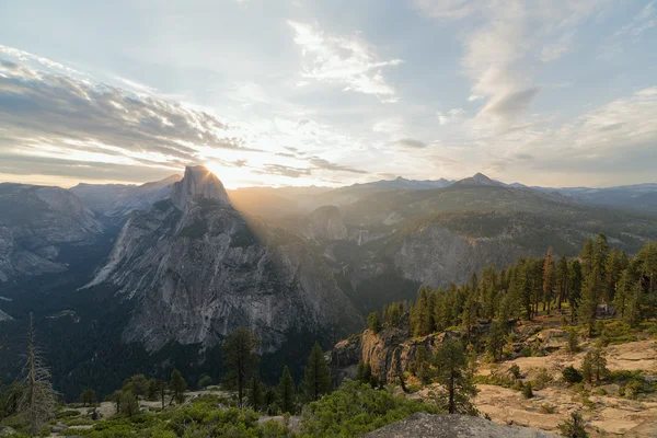 Half Dome pic dans la première lumière du matin Photos De Stock Libres De Droits