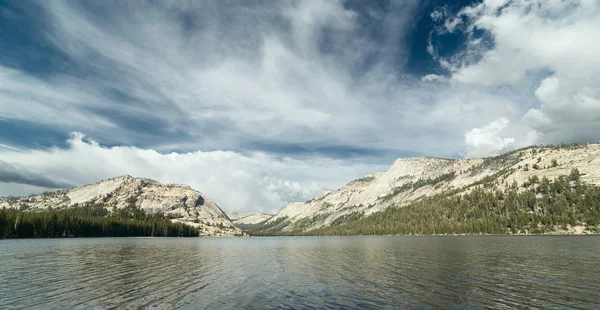 Dağ Tenaya Gölü Yosemite Ulusal Parkı'nda — Stok fotoğraf