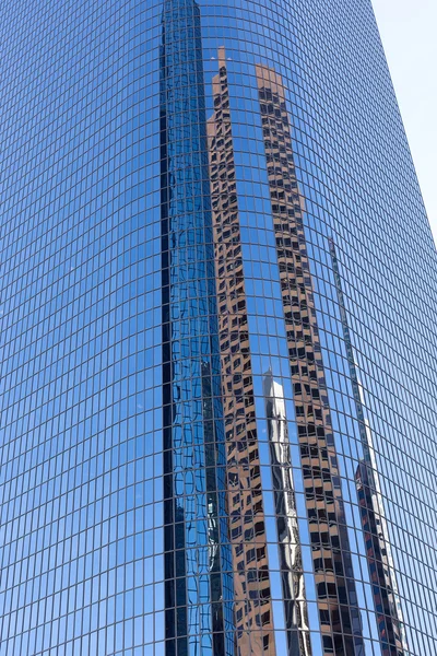 Відображення у вікнах сучасної будівлі — стокове фото